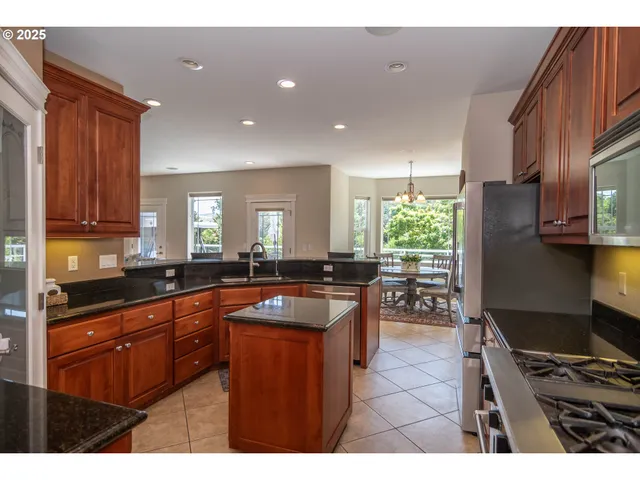 $1,049,000 | 295 Fairway Village Lane, Roseburg, OR 97471