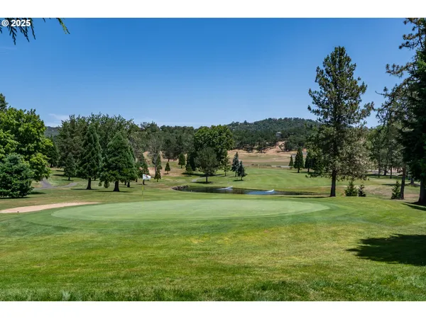 $1,045,000 | 295 Fairway Village Lane, Roseburg, OR 97471