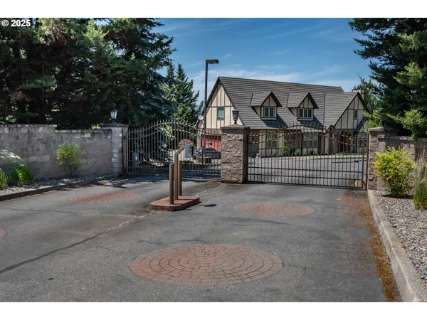 $1,045,000 | 295 Fairway Village Lane, Roseburg, OR 97471