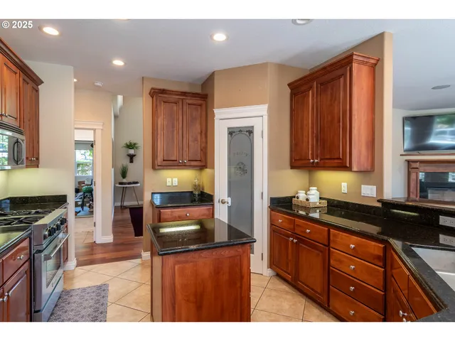 $1,049,000 | 295 Fairway Village Lane, Roseburg, OR 97471