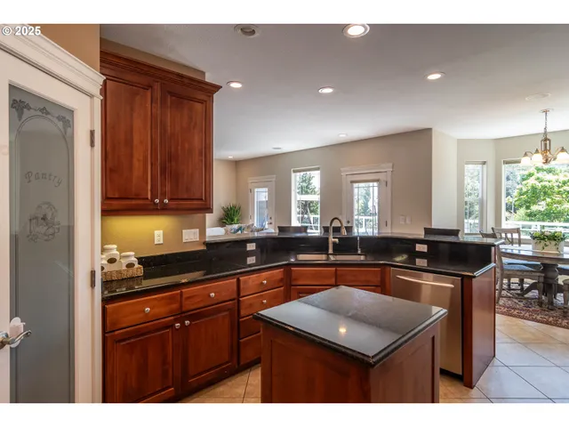 $1,049,000 | 295 Fairway Village Lane, Roseburg, OR 97471