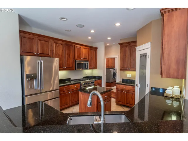 $1,049,000 | 295 Fairway Village Lane, Roseburg, OR 97471