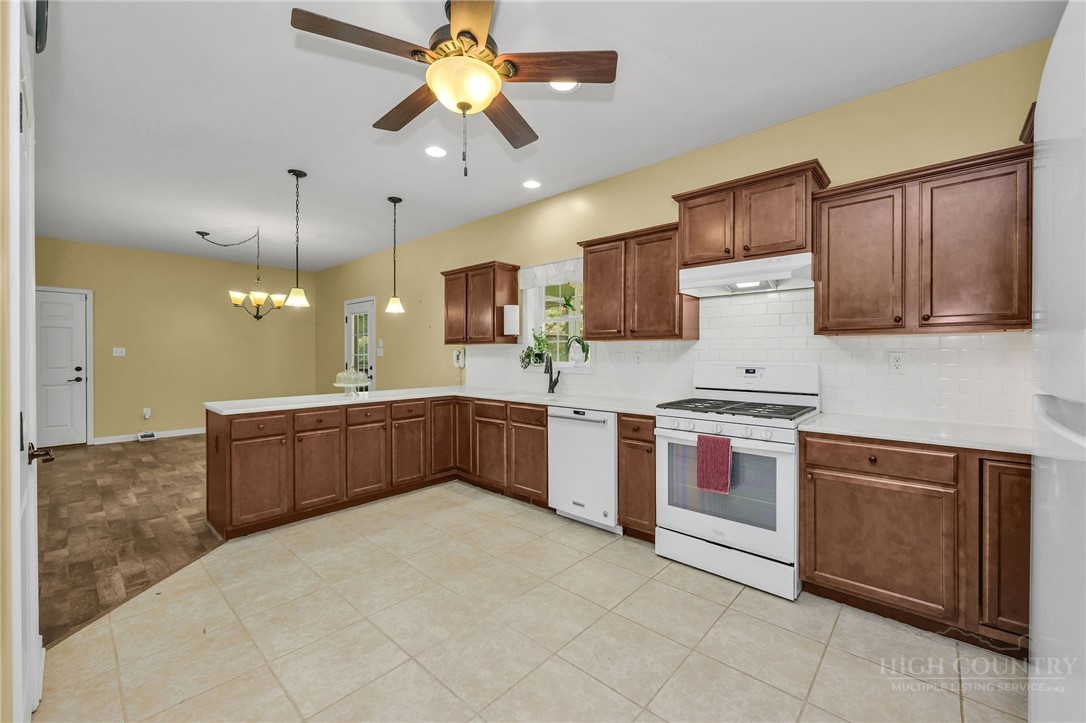 324 Hidden Spring Road West Jefferson, NC 28694 - Photo 10 of 38