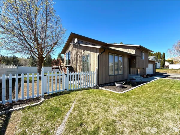 $419,900 | 611 Hillcrest Cir Drive, Omak, WA 98841