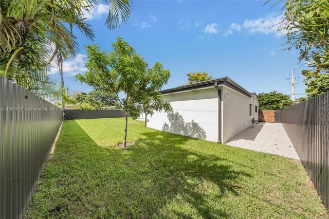 a view of back yard of the house