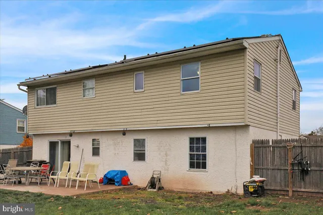 a view of a house with backyard