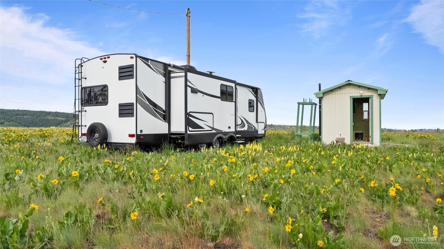 588 Reservoir Lane Pomeroy, WA 99347 - Photo 17 of 40 a front view of a house with a yard