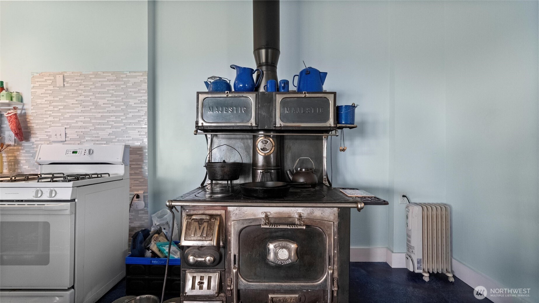 588 Reservoir Lane Pomeroy, WA 99347 - Photo 8 of 40 a view of kitchen stove and wooden floor