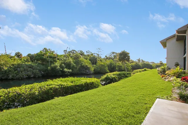 a view of a house with backyard and garden