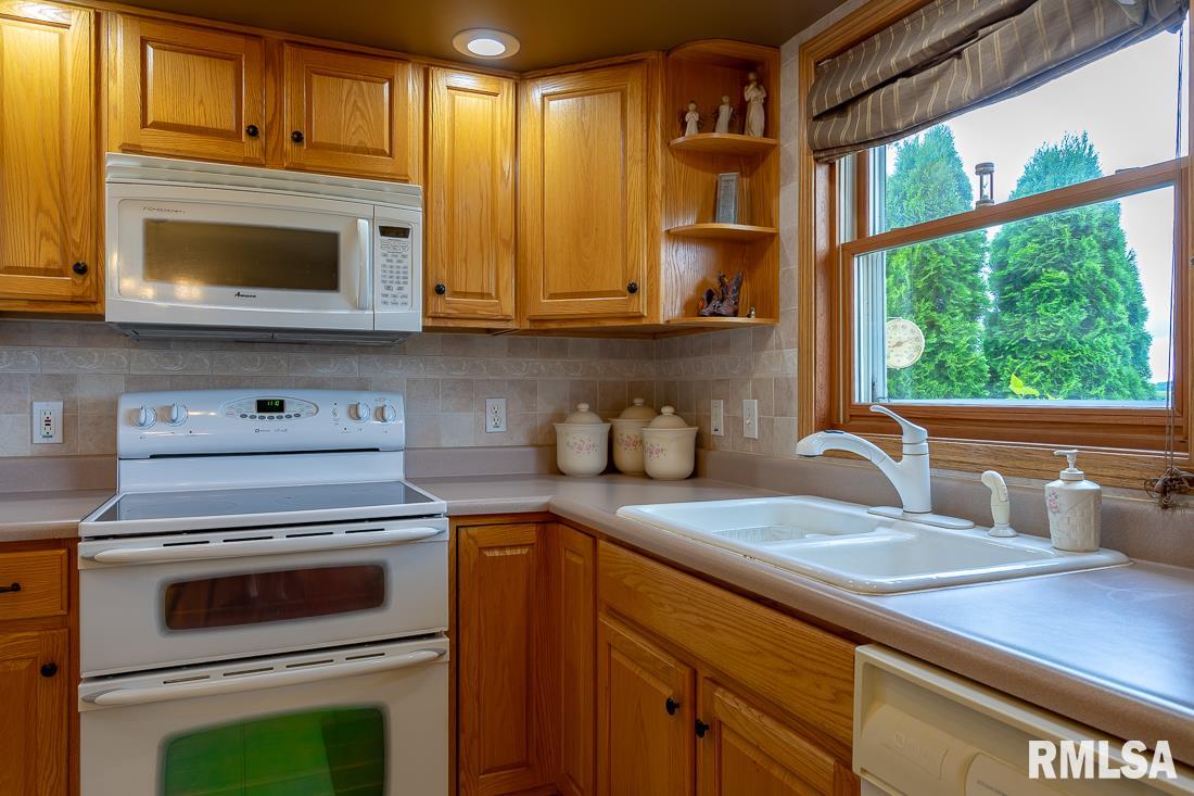 12570 Garden Plain Road Morrison, IL 61270 - Photo 4 of 24