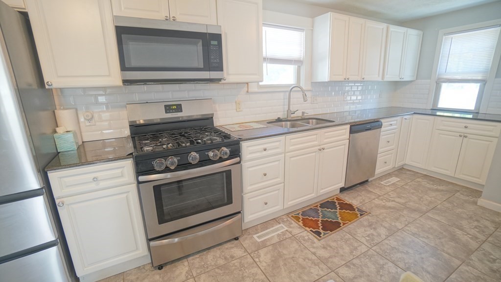 31 Middle Street Springfield, MA 01104 - Photo 12 of 22