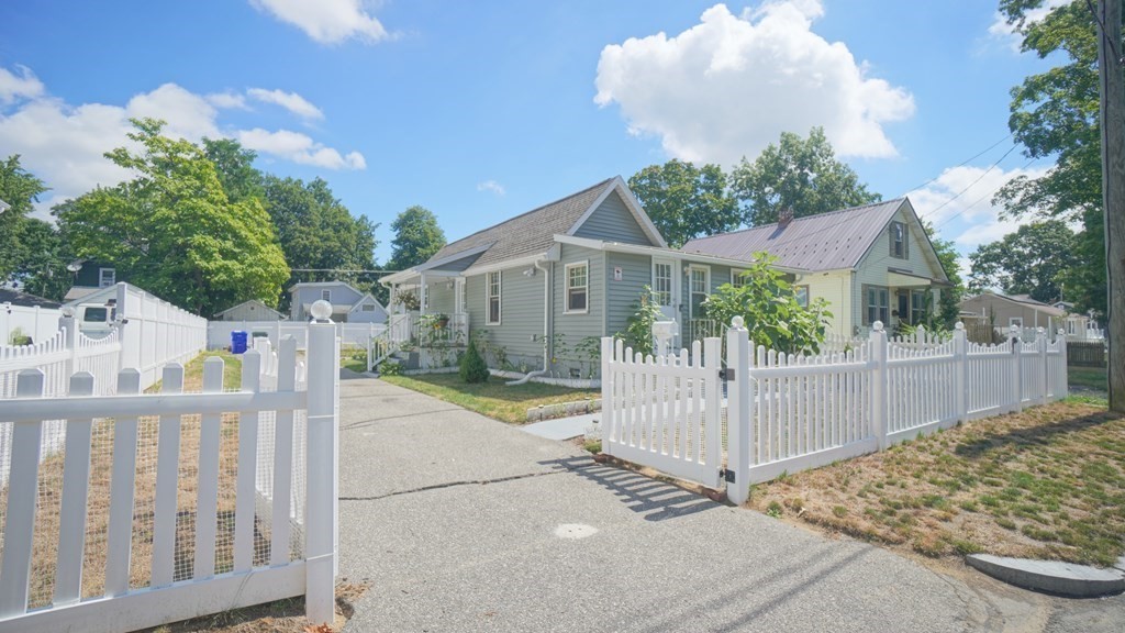 31 Middle Street Springfield, MA 01104 - Photo 2 of 22