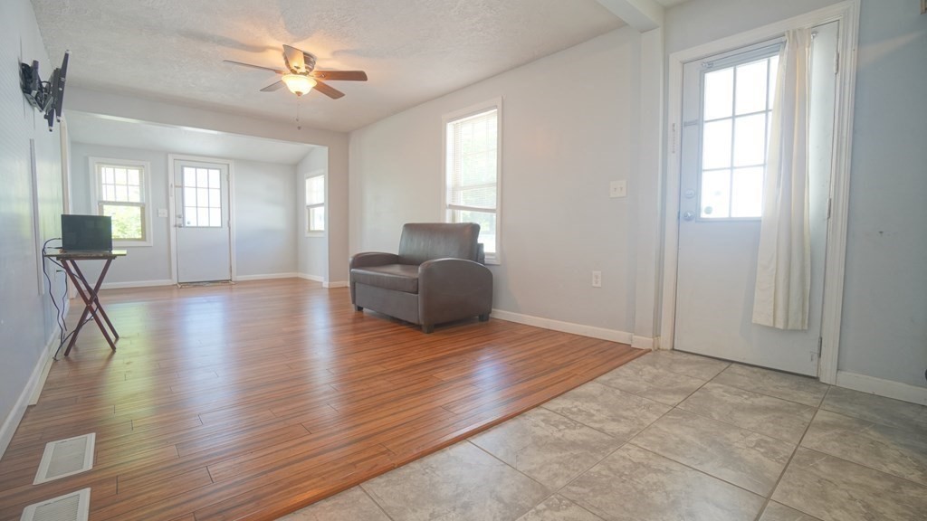 31 Middle Street Springfield, MA 01104 - Photo 5 of 22