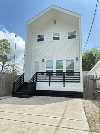 $2,350 | 1404 East 31st Street, Houston, TX 77022