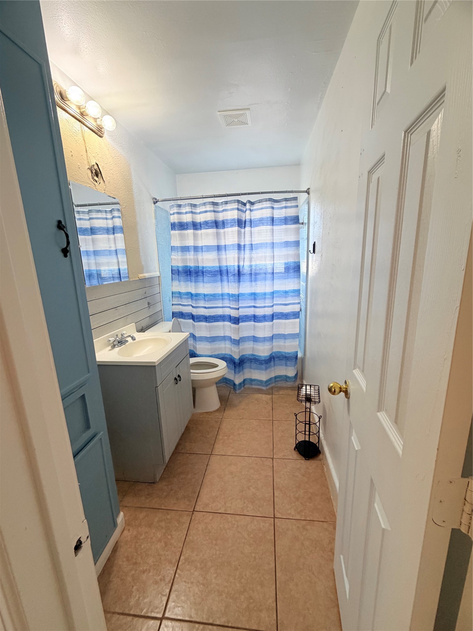 207 Inwood Lane Highlands, TX 77562 - Photo 12 of 20 a room with a washing machine and sink