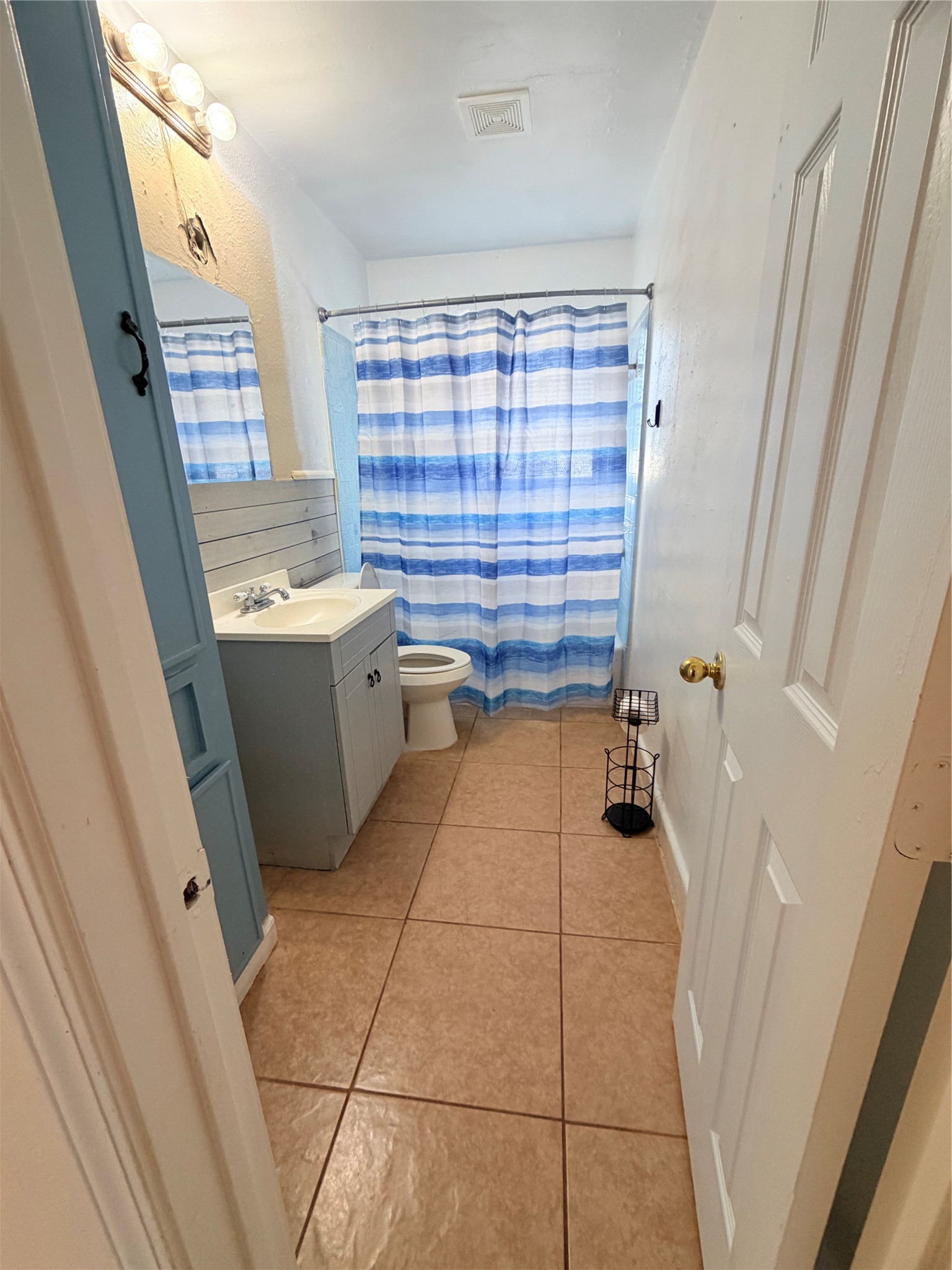 207 Inwood Lane Highlands, TX 77562 - Photo 13 of 20 a room with window and washer