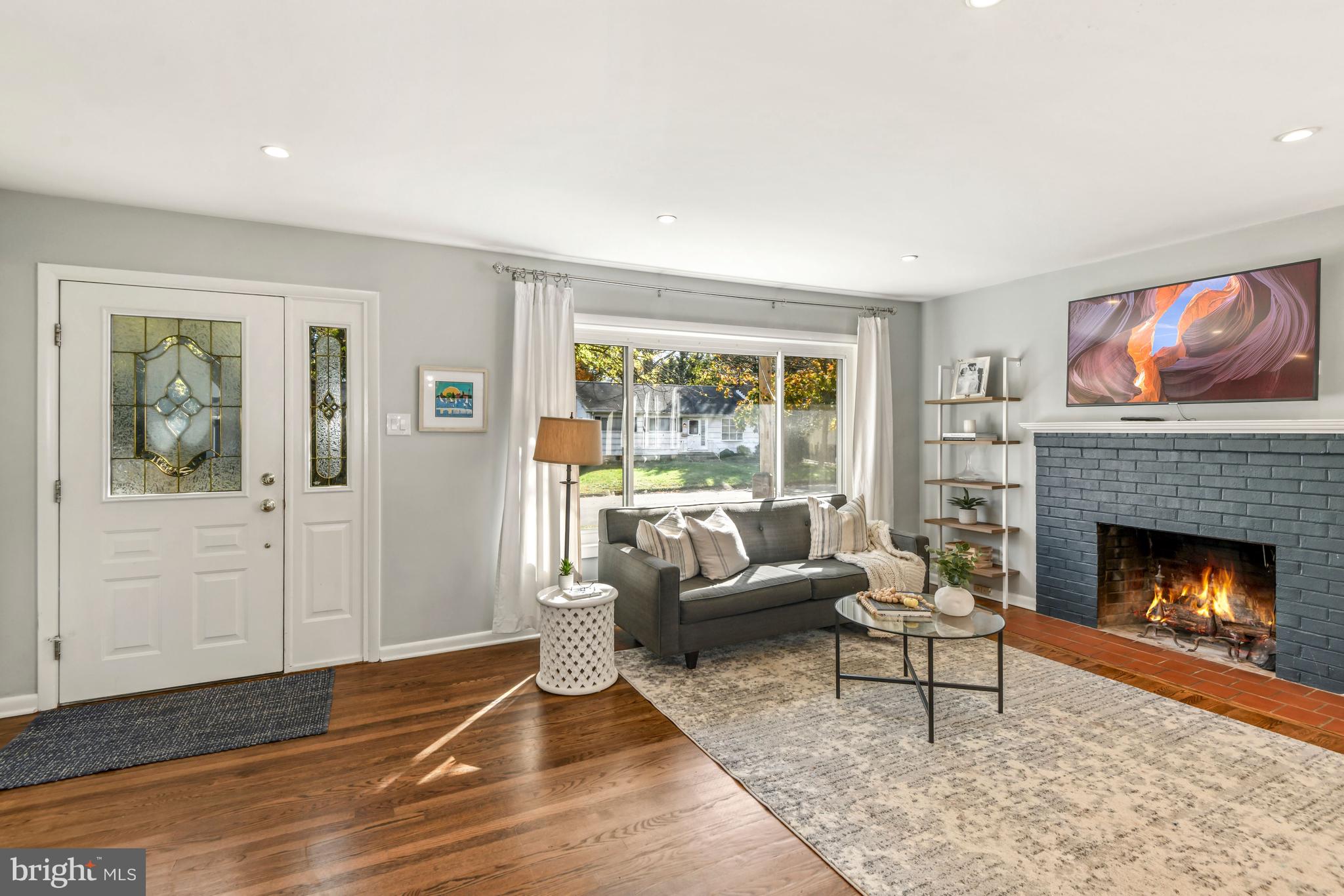 10 Goodrich Road Annapolis, MD 21401 - Photo 5 of 38 Complete with wood burning fireplace