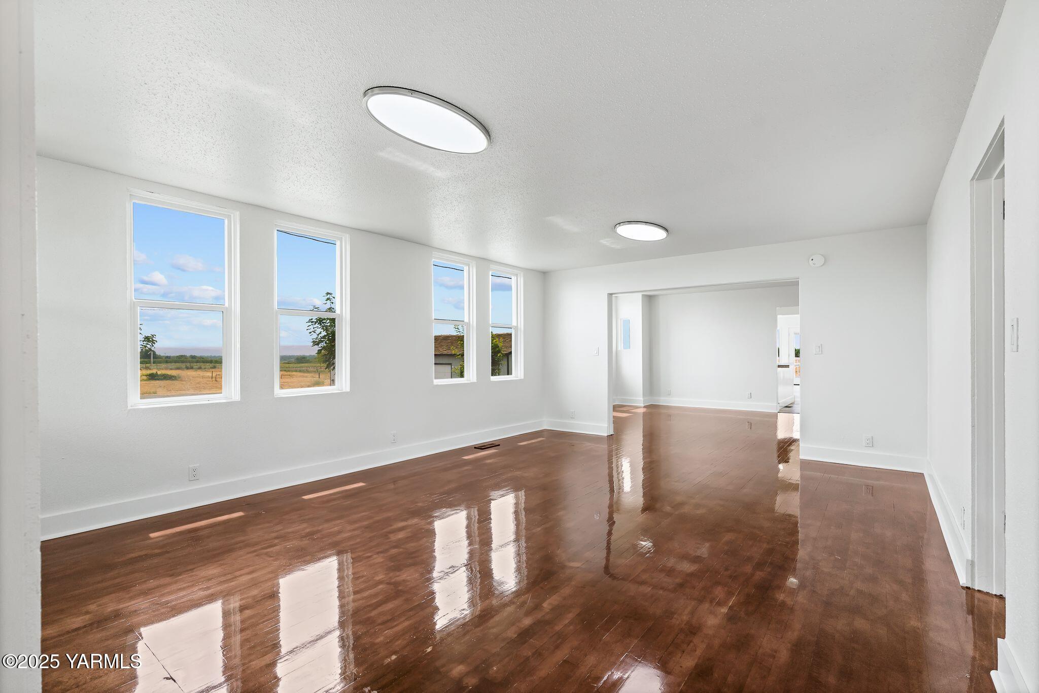 650 White Road Zillah, WA 98953 - Photo 9 of 39 Living Room