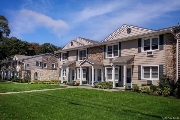 $3,100 | 49 Island Boulevard, Unit 49B, Bohemia, NY 11716