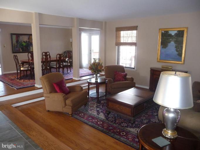 3165 Hickory Ridge Road Dunkirk, MD 20754 - Photo 9 of 30 a living room with furniture and a lamp