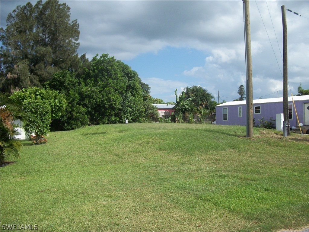 1002-1009 Nalls Road Clewiston, FL 33440 - Photo 13 of 19 a view of a house with a backyard