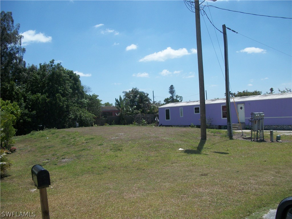 1002-1009 Nalls Road Clewiston, FL 33440 - Photo 4 of 19 a backyard of a house with table and chairs