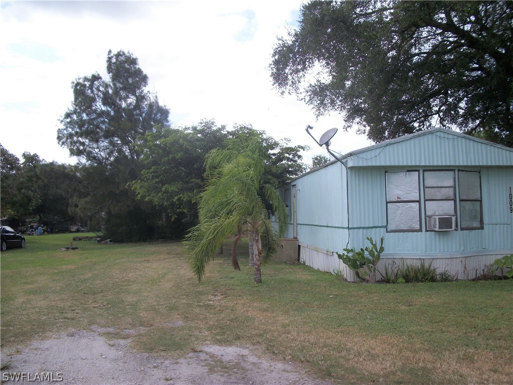 1002-1009 Nalls Road Clewiston, FL 33440 - Photo 10 of 19 a backyard of a house with lots of green space
