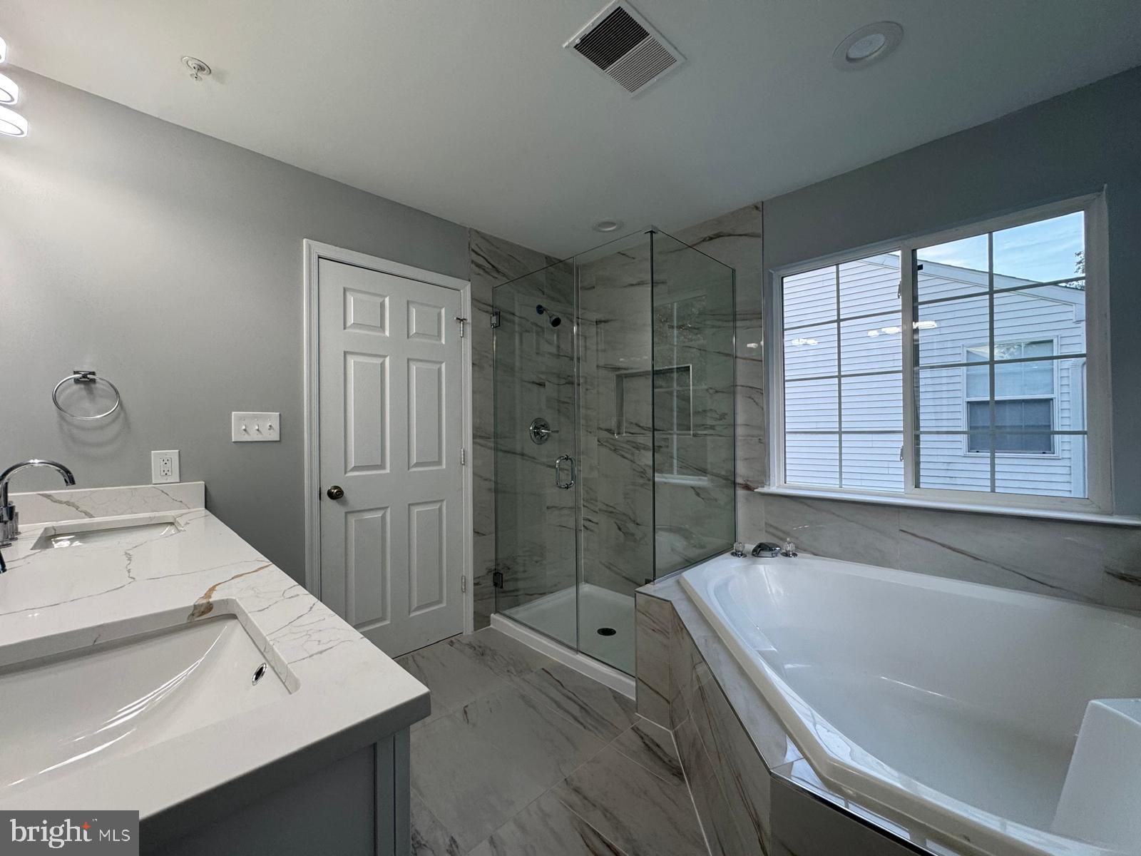 16107 Eckhart Road Bowie, MD 20716 - Photo 9 of 18 a bathroom with a sink and a bathtub