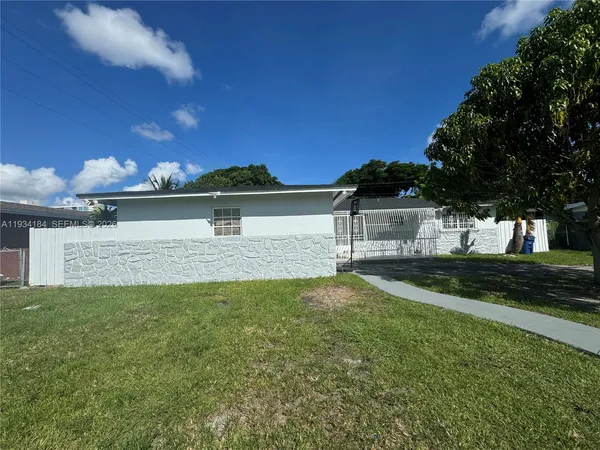 a view of a back yard of the house
