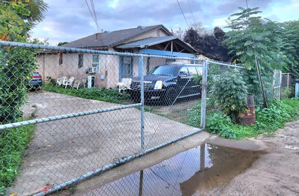 a view of a house with backyard and garden
