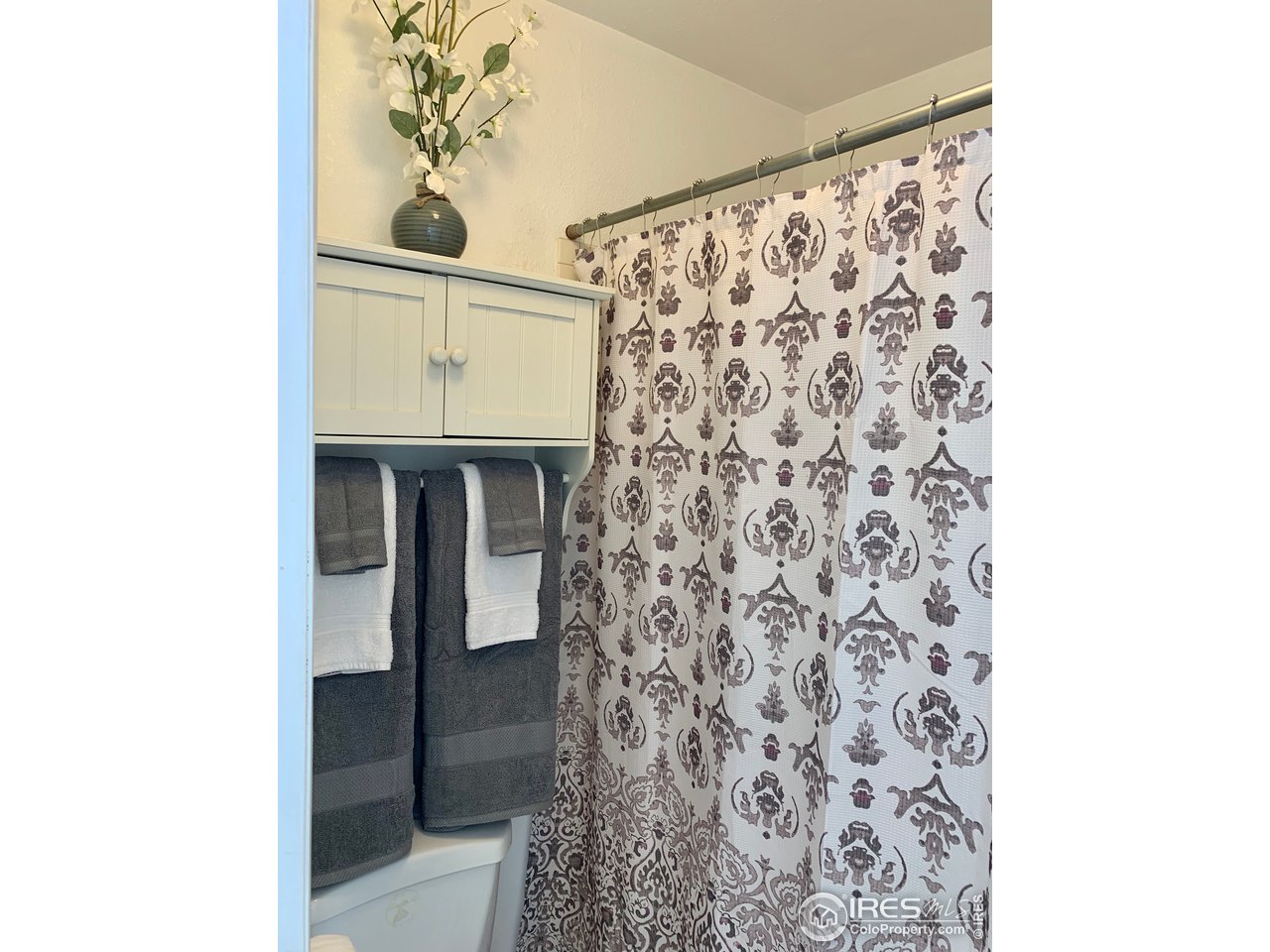 1672 Riverside Avenue, Unit 116 Fort Collins, CO 80525 - Photo 22 of 39 a bathroom with a bathtub and a shower curtain
