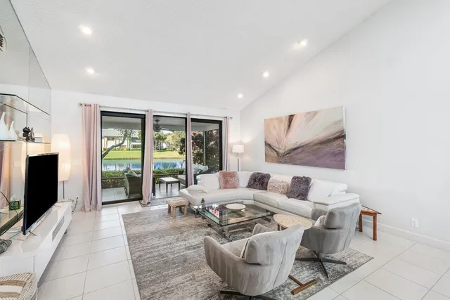 $315,000 | 12 Eastgate Drive, Unit D, Boynton Beach, FL 33436