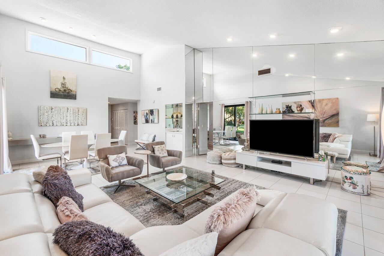 12 Eastgate Drive, Unit D Boynton Beach, FL 33436 - Photo 15 of 64 Living Area