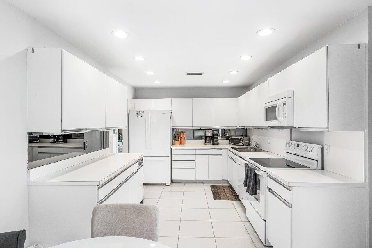 12 Eastgate Drive, Unit D Boynton Beach, FL 33436 - Photo 19 of 64 Kitchen