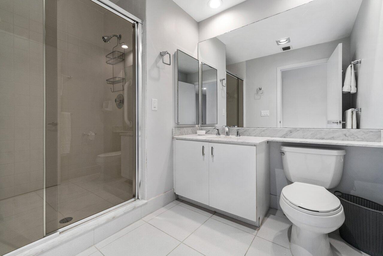 12 Eastgate Drive, Unit D Boynton Beach, FL 33436 - Photo 22 of 64 Guest Bathroom