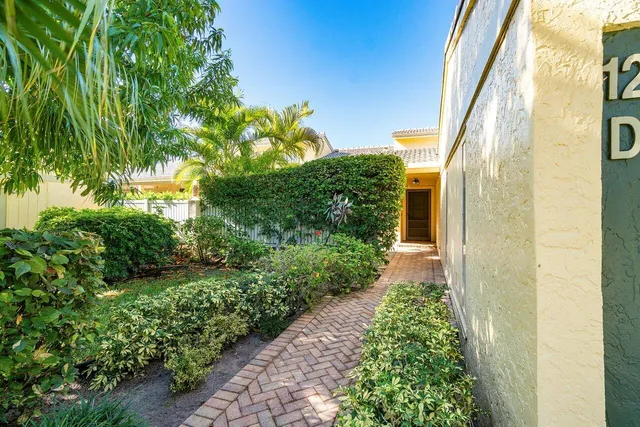 $315,000 | 12 Eastgate Drive, Unit D, Boynton Beach, FL 33436