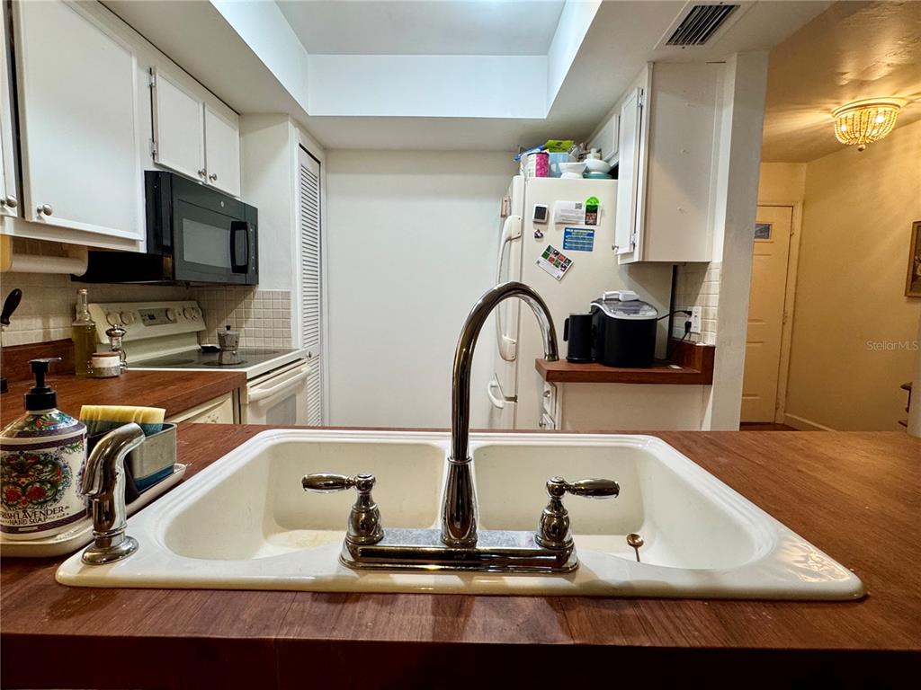 5169 Lazy Oaks Drive Winter Park, FL 32792 - Photo 6 of 25 a bathroom with a sink a large mirror and a sink