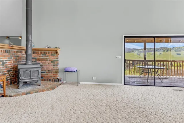 a view of livingroom with furniture