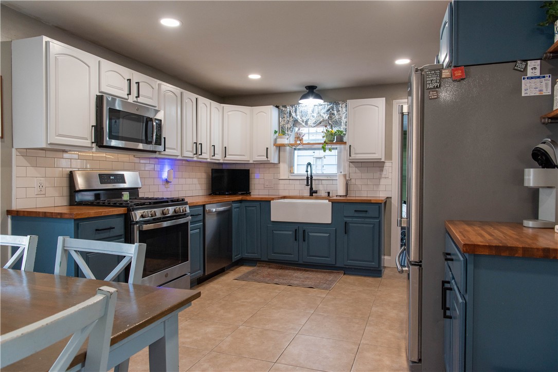 111 Woodhaven Road Pawtucket, RI 02861 - Photo 7 of 28 Gallery Image 7