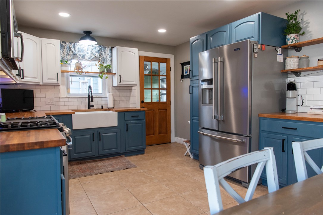 111 Woodhaven Road Pawtucket, RI 02861 - Photo 8 of 28 Gallery Image 8