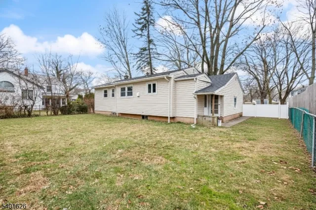 a view of a yard in front of the house
