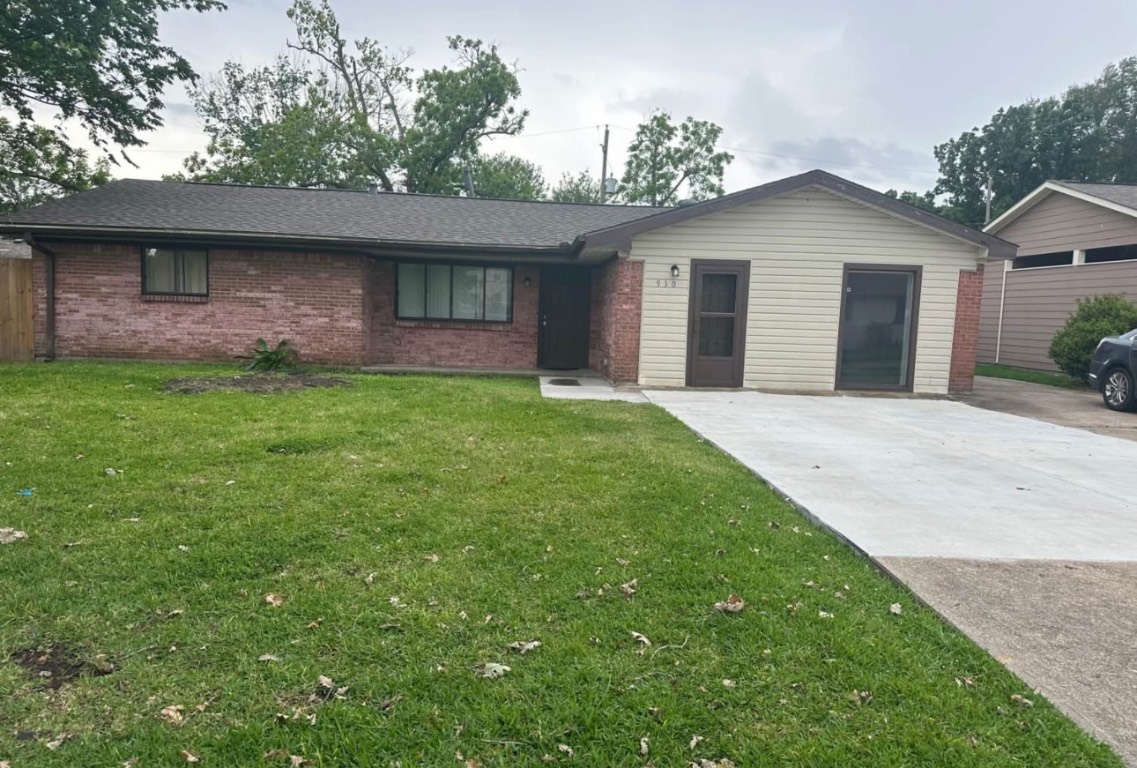 930 South Utah Street La Porte, TX 77571 - Photo 1 of 8 a front view of a house with yard