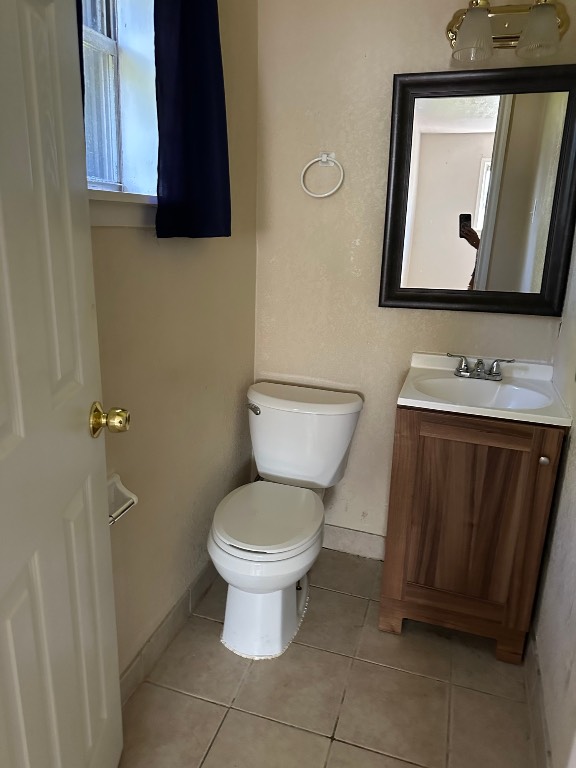 930 South Utah Street La Porte, TX 77571 - Photo 5 of 8 a bathroom with a toilet sink and mirror