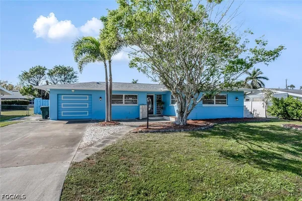 $2,300 | 806 Entrada Drive North, Fort Myers, FL 33919