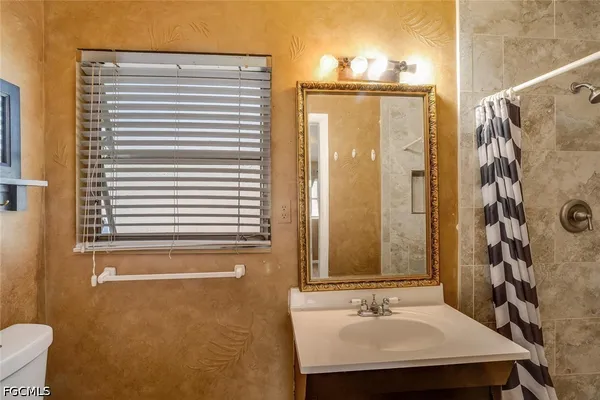 $2,300 | 806 Entrada Drive North, Fort Myers, FL 33919