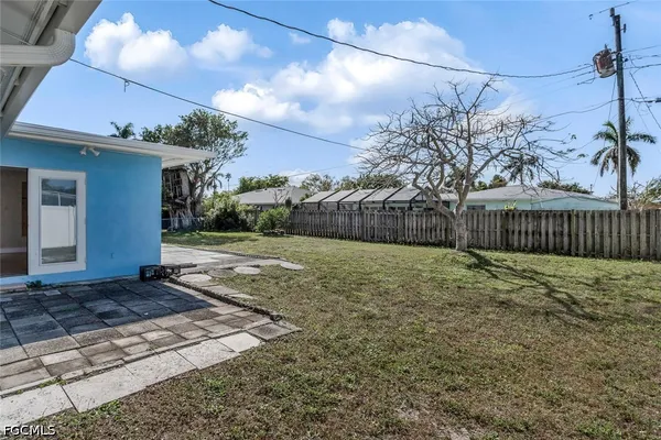 $2,300 | 806 Entrada Drive North, Fort Myers, FL 33919