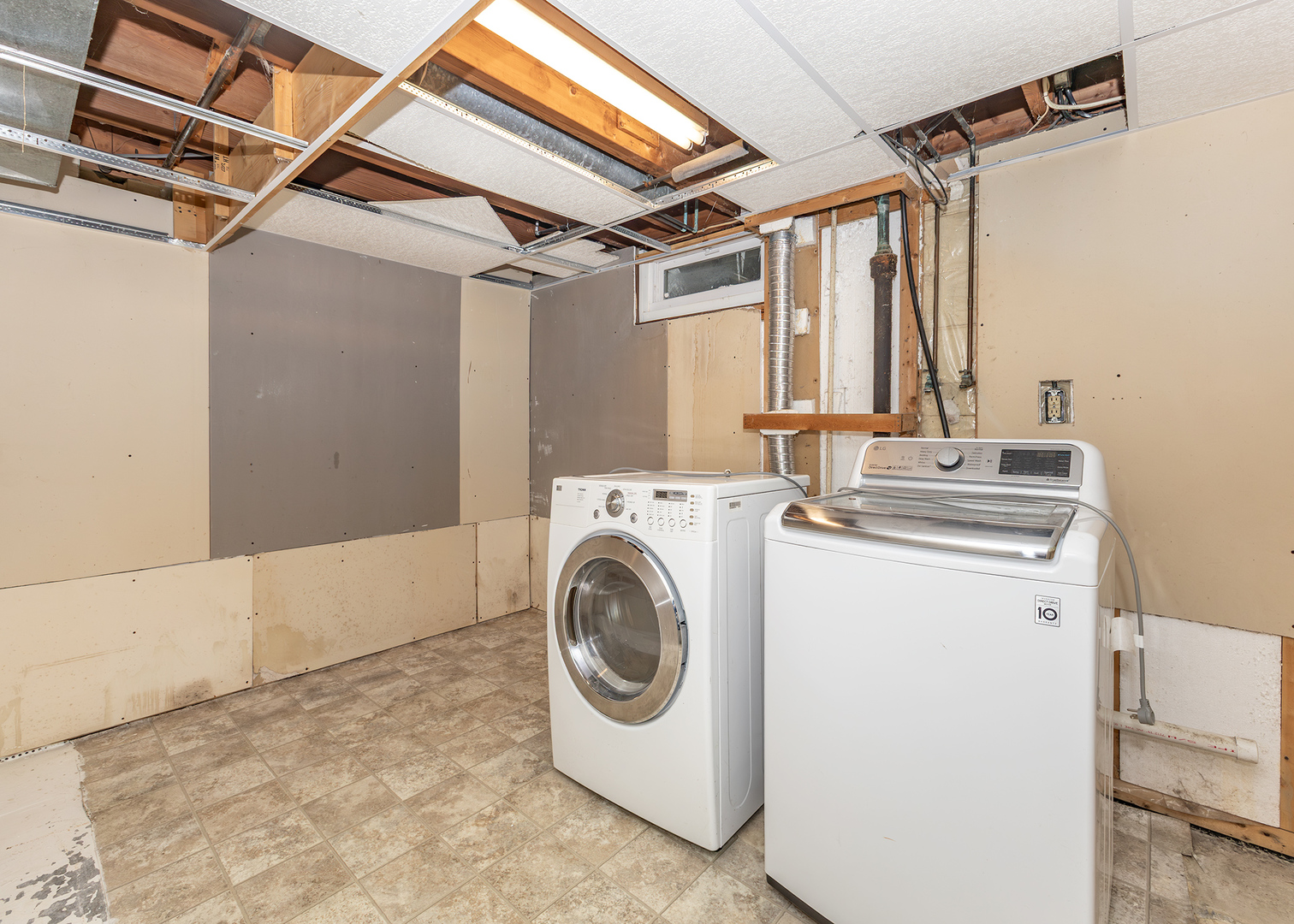1109 14th Avenue Orion, IL 61273 - Photo 16 of 37 a utility room with dryer and washer
