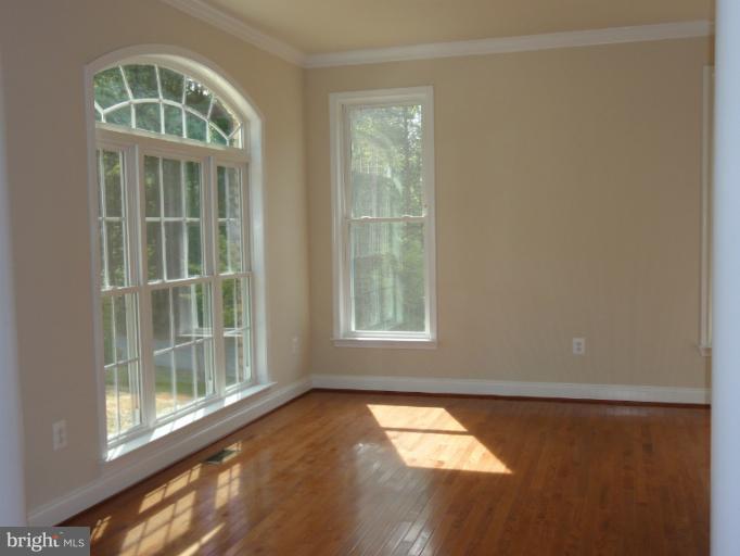 5686 Trotter Road Clarksville, MD 21029 - Photo 2 of 28 Living Room