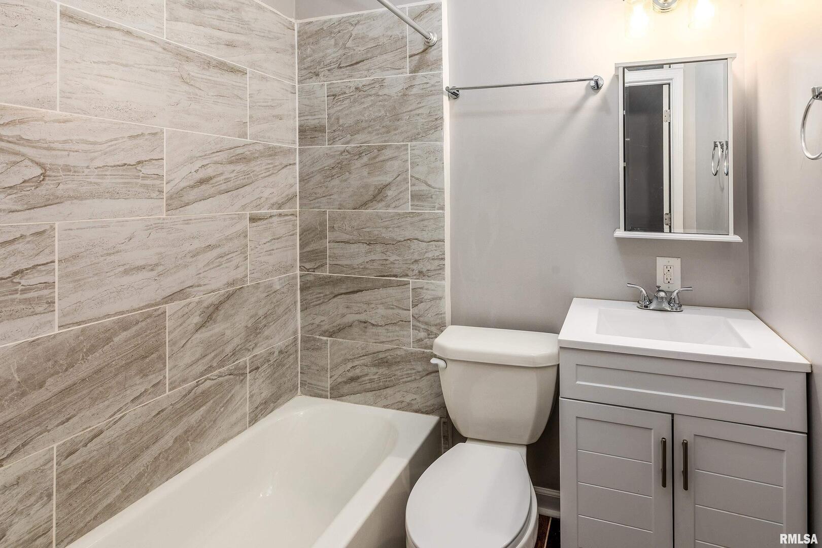 609 South Poplar Street Carbondale, IL 62901 - Photo 28 of 44 a bathroom with a toilet a sink and bathtub