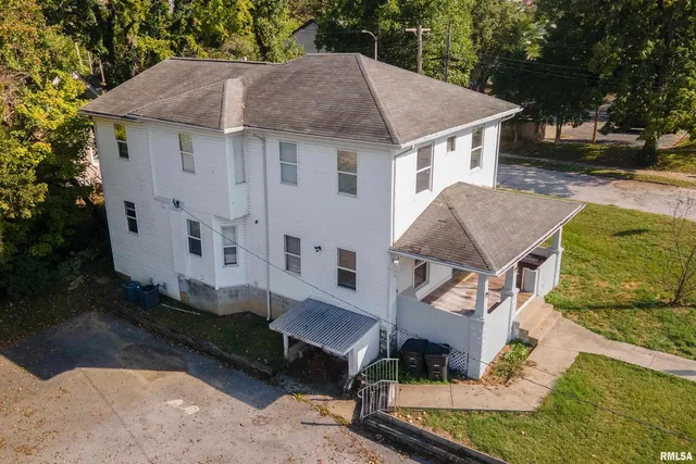 $215,000 | 609 South Poplar Street, Carbondale, IL 62901